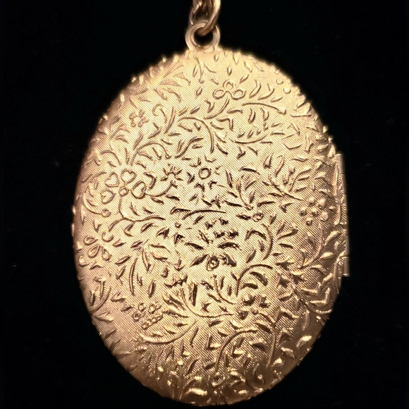 Trifari Gold Crown Jewelry - Gold Trifari "Gold Crown" Vintage Mourning Locket Necklace In Perfect Condition.